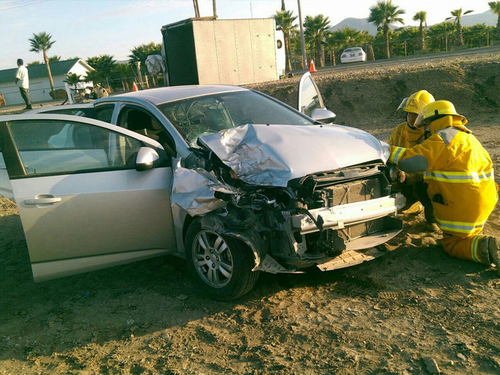 Volcadura. Vuelca camioneta repartidora sobre la autopista Matamoros-Saltillo, la chocó un auto compacto.