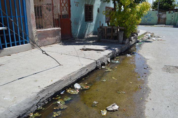 Riesgos. Personas de la tercera edad y niños se exponen diariamente a los brotes de aguas negras en la colonia Elsa Hernández.