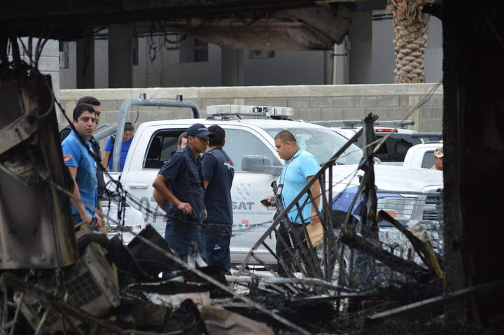 Estruendo. Policías ministeriales revisan la escena de la explosión, que provocó un muerto y serias lesiones a cinco personas.