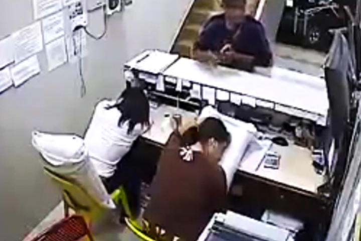 Las dos trabajadoras no se percatan de la entrada del ladrón por estar dormidas en sus lugares. (YouTube)