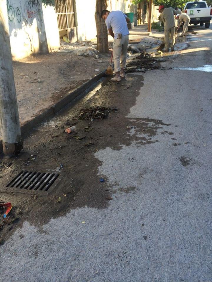 Simas Torreón dio a conocer que este lunes fueron limpiadas las lineas rebasadas, principalmente sobre la avenida Colombia del sector. (El Siglo de Torreón)