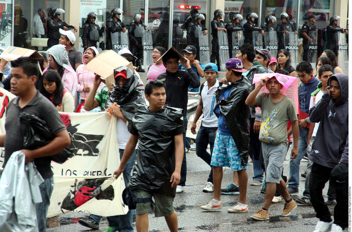 Juntos. Maestros, anarquistas, campesinos, marcharon en protesta contra EPN.