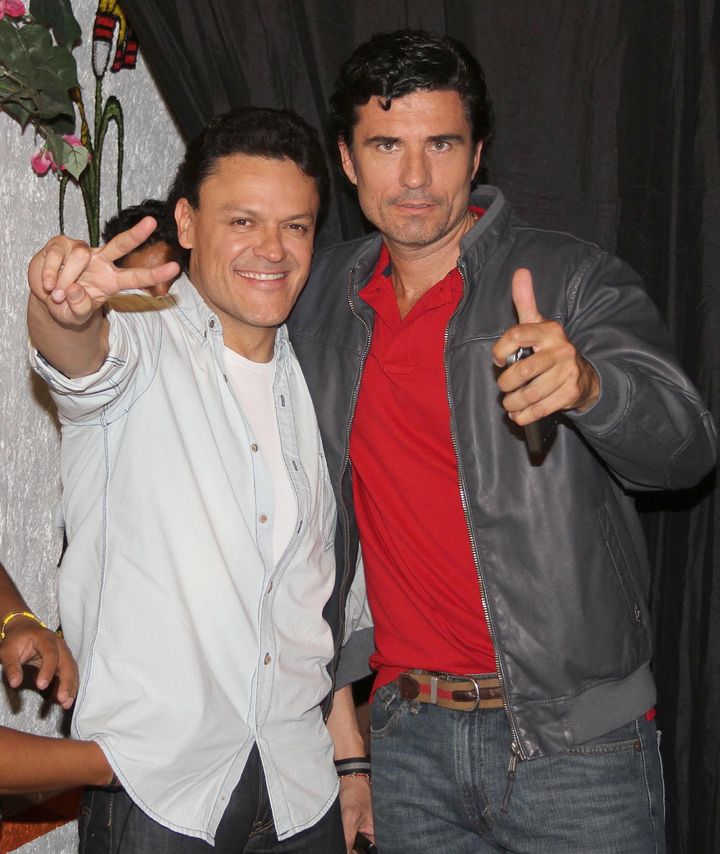 Personajes.  Los actores Pedro Fernández y Diego Olivera durante las grabaciones de la telenovela Hasta el fin del mundo te amaré.