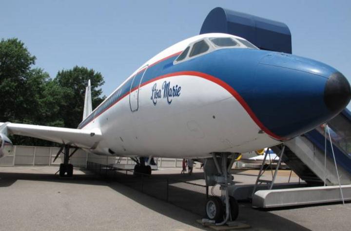 El más grande 'Lisa Marie', un Convair 880 de 1960 que lleva el nombre de la única hija de Elvis Presley, es un aeroplano de cuatro motores, con habitación privada, sistema estéreo y baños de oro. (Internet)
