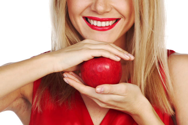 Consumir al menos una manzana al día vuelve a las mujeres sexualmente más activas, aumenta su lubricación y la función sexual en general, asegura un estudio. (ARCHIVO)