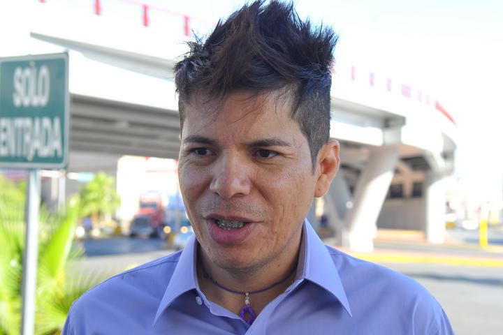  Raymundo Valadez celebró la recién aprobada iniciativa que permite la unión en matrimonio de personas del mismo sexo en Coahuila. (Archivo)