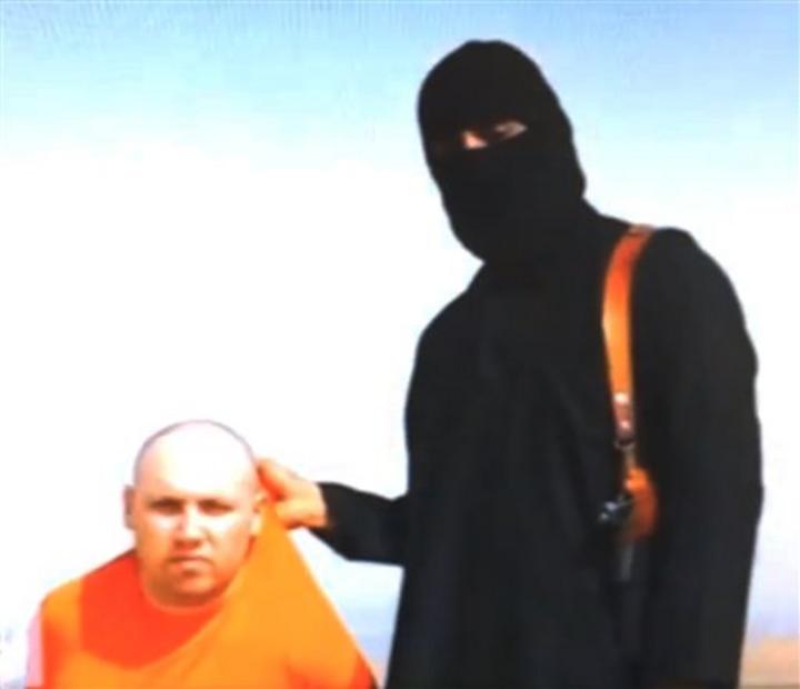 Vestido con uniforme naranja de presidiario y contra el fondo de un árido paisaje sirio, Sotloff era amenazado de muerte en ese video si Estados Unidos no desistía de los ataques aéreos al EI en Irak. (AP)
