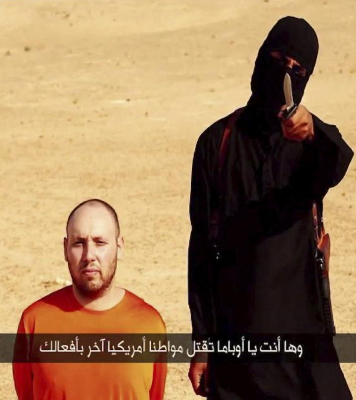 Las imágenes muestran a quien parece ser Sotloff vestido con un buzo naranja de cuerpo entero y arrodillado junto a un hombre encapuchado que asegura ser el mismo individuo que mató a Foley. (EFE) 
