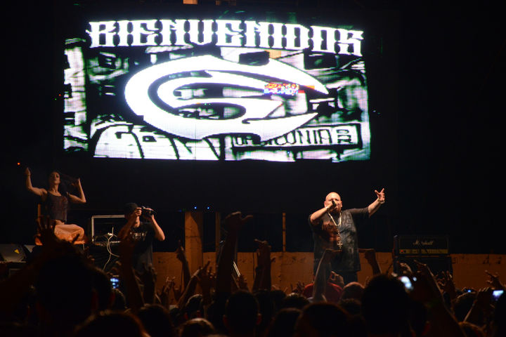 Hip hop. Ayer Millonario también subió al escenario en la explanada de la Feria de Torreón.