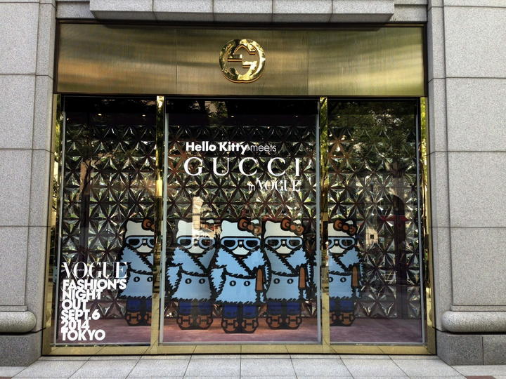 Frida Giannini, la directora creativa de Gucci, ha dibujado a Kitty con sus últimos modelos. (EFE) 