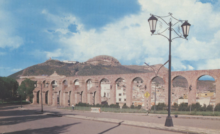 Panorámica de Zacatecas: El acueducto y al fondo el Crestón de la Bufa, lugares recorridos por el Dr. Samuel Silva de León, en su juventud.

