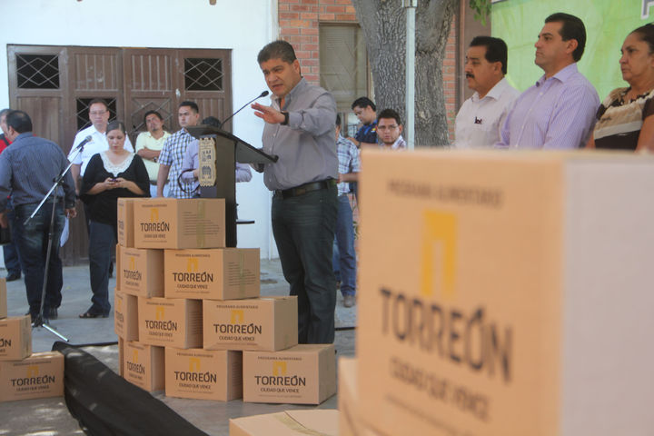 Ayuda. Alcalde hace la entrega de despensas.