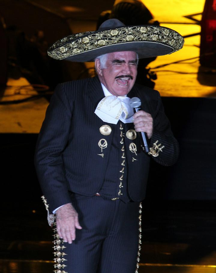 Acompañado de su fiel Mariachi Azteca, Vicente Fernández cantó uno tras otro y durante 140 minutos, 38 temas de su repertorio. (Notimex)
