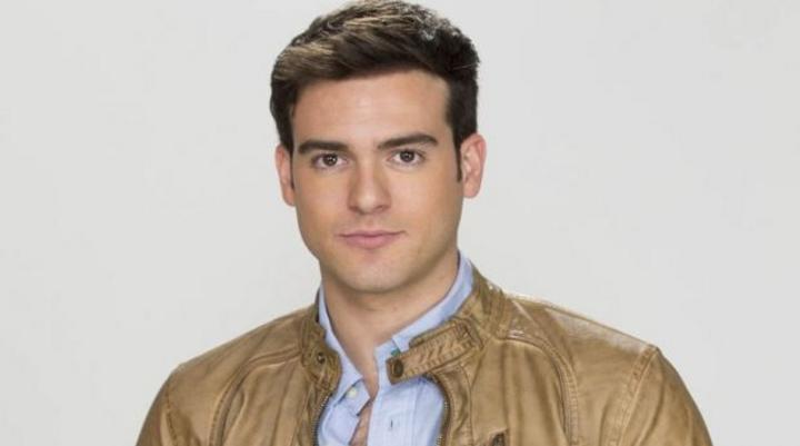 El actor presentará a su hijo Pablo en la revista ¡Hola! por medio de una sesión de fotos en la que aparecen los tres.