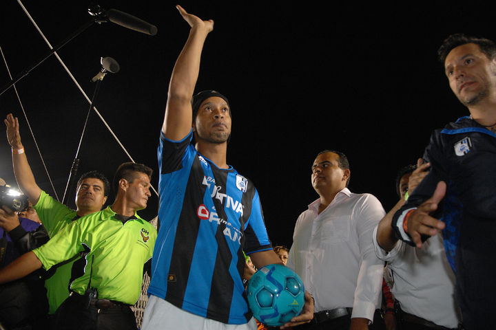 La presentación del astro Ronaldinho al medio tiempo se vio entorpecida por tanta gente en la cancha.
