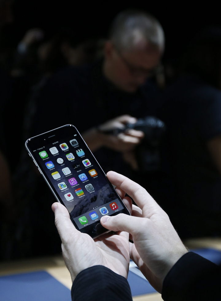 Pérdidas. Envíos de iPhone 6 Plus a México se tardará un mes más reportó la firma.