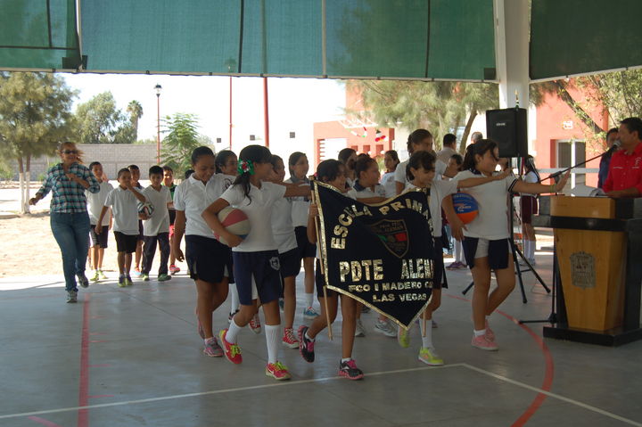 Participantes. Equipos de niños y niñas de 10 primarias participaron en torneo.