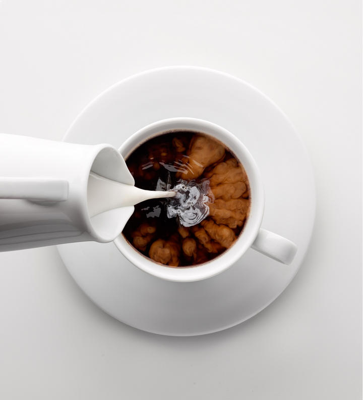 La especialista insistió en que es falso el mito popular que asegura que el consumo de una taza de café debe estar acompañado de un vaso de agua, para evitar una deshidratación. (ARCHIVO)