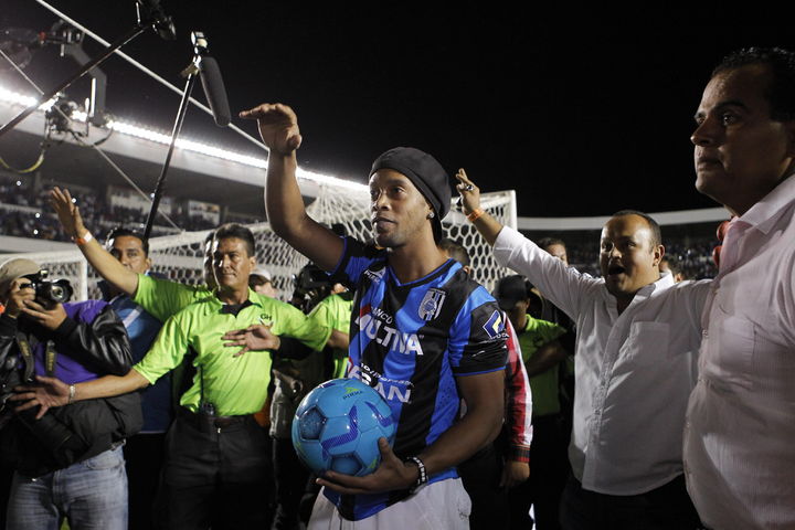 Ronaldinho fue presentado el viernes en el Estadio de La Corregidora, aunque no jugó ni un solo minuto. (EFE)