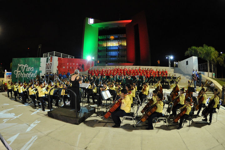 Concierto. Las Mañanitas fueron interpretadas en dos ocasiones por la Orquesta Sinfónica y el Coro Esperanza Azteca, recibiendo una gran ovación del público.