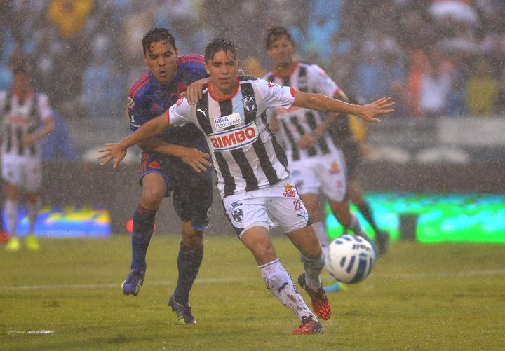 El árbitro Miguel Angel Chacón decidió suspender el partido al minuto 16. (Archivo)