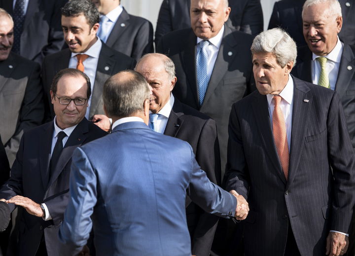 Reunión.- El secretario de Estado de EU, John Kerry (der. abajo), el ministro ruso de Asuntos Exteriores, Sergey Lavrov (centro, de espaldas), y el presidente francés, François Hollande (izq.). 