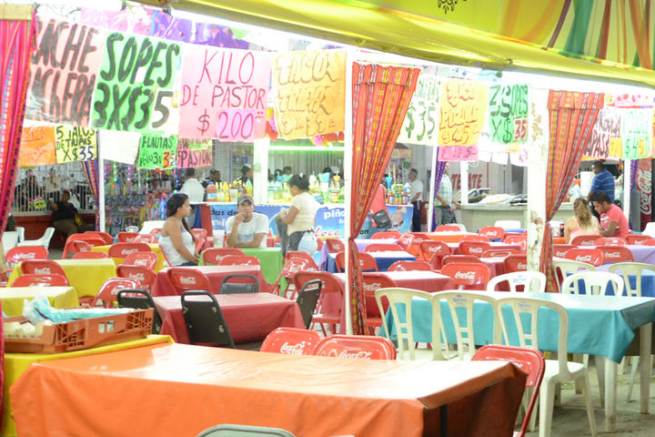 Seguridad. Para evitar alguna contingencia, constantemente se revisan los negocios de comida al interior de la Feria.