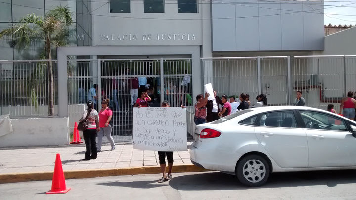 Manifestaciones. Afuera del Palacio de Justicia, dos grupos de personas se manifestaron, uno en contra y otro a favor del profesor de Educación Física.