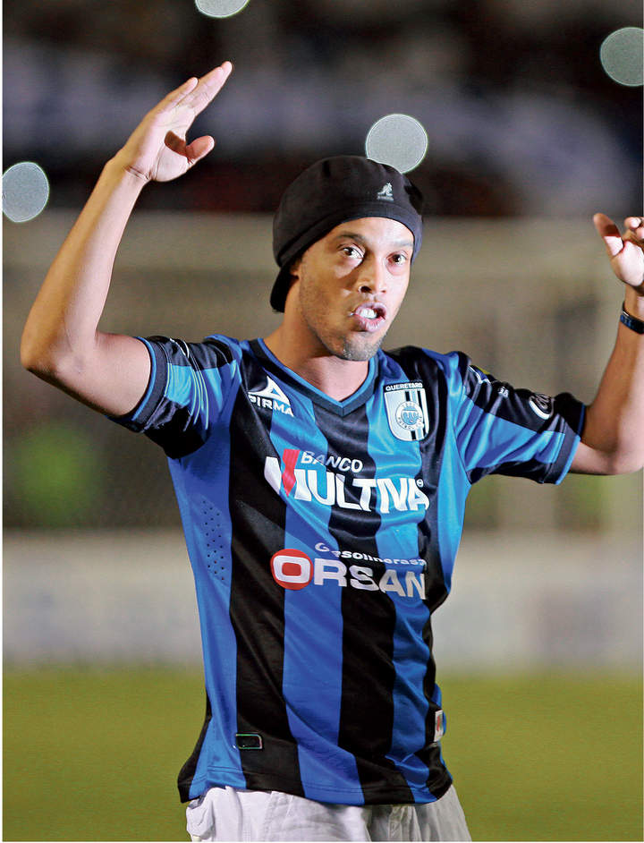  Ronaldinho entrenó ayer por primera vez con los Gallos Blancos del Querétaro. 