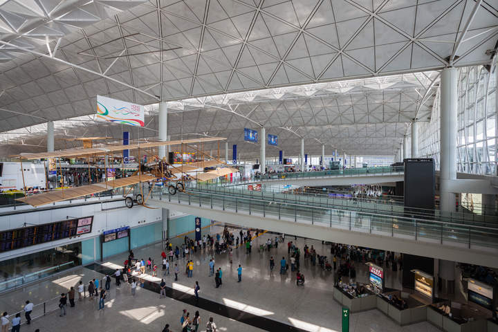 
El aeropuerto de Hong Kong, en China, da servicio en el país más poblado del mundo y se enfrenta a constantes retos por ello. 
==