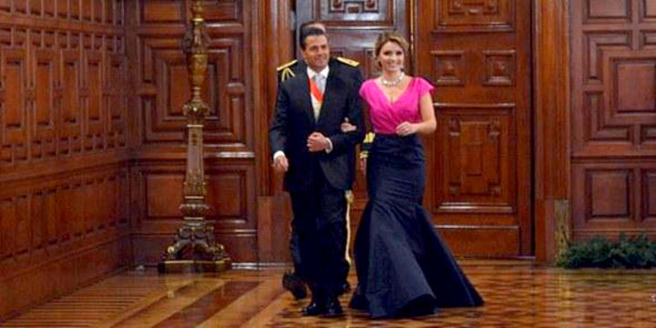 El elegante vestido de corte sirena fue presentado con un top rosa mexicano y faldón azul marino. (Internet)
