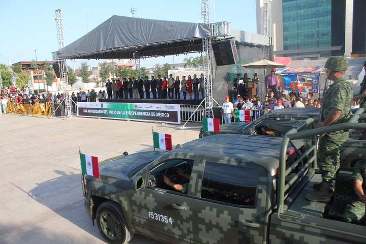 Autoridades militares y municipales participaron en un acto cívico a las 8:30 horas en la Plaza Mayor y a las 9 de la mañana inició el desfile.
