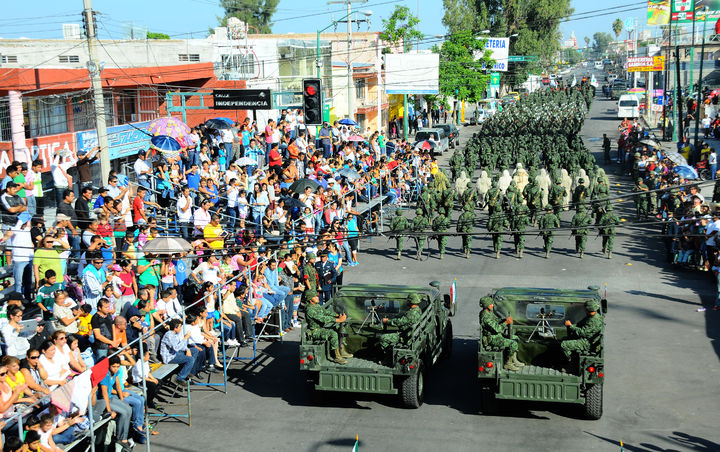 Desfile. En el recorrido estuvieron 30 contingentes con casi dos mil personas en la ciudad de Gómez Palacio. 