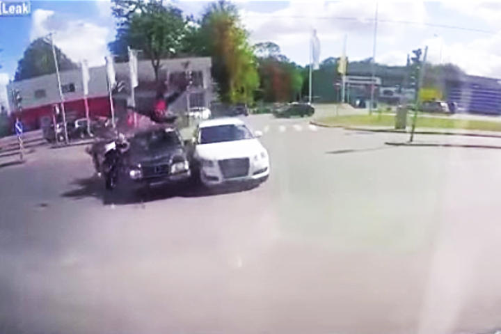 El hombre sale volando y luego cae entre los dos autos. (YouTube)