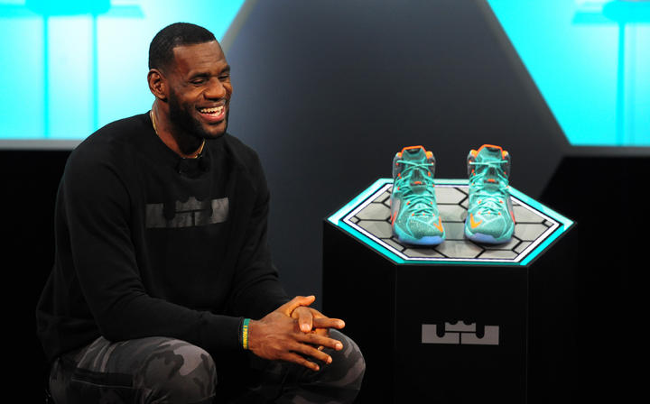El astro de la NBA visitó las oficinas generales de Nike para presentar su nuevo modelo de zapatos, LeBron 12. (AP)