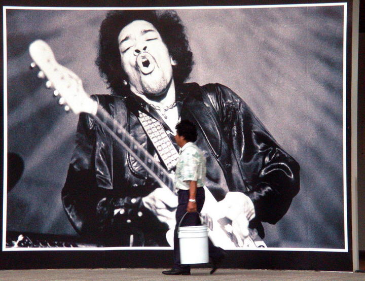 A 44 años de su muerte, el compositor estadounidense Jimi Hendrix, quien revolucionó el uso de la guitarra en el rock, será recordado con el estreno de película biográfica “Jimi: All is by my side”, el próximo 26 de septiembre, así como con el relanzamiento de sus dos primeros discos. (ARCHIVO)