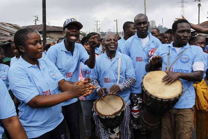 Riesgos. Sin perder el ánimo, activistas en liberia componen música para concientizar a la población sobre el ébola. (EFE)