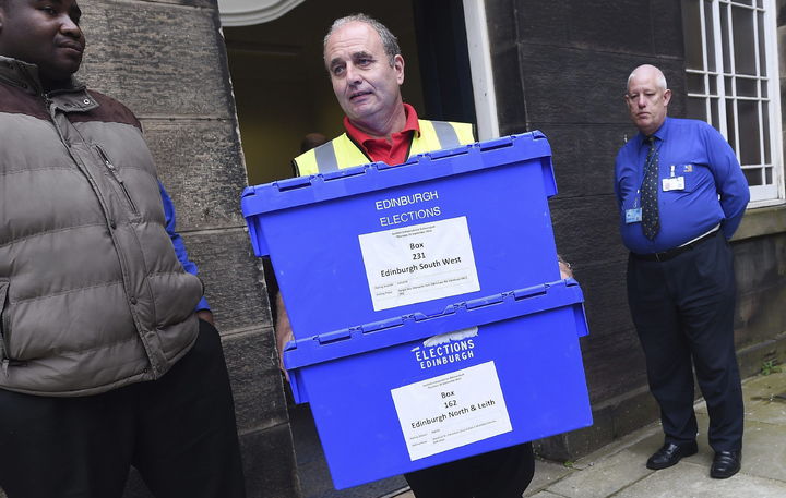 Difícil decisión. Un escocés alista las urnas para hoy. 