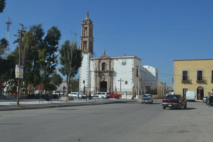 Festejos. El Pueblo Mágico, Mapimí, realizó su tradicional desfile en la cabecera municipal, así como en Bermejillo y Ceballos.
