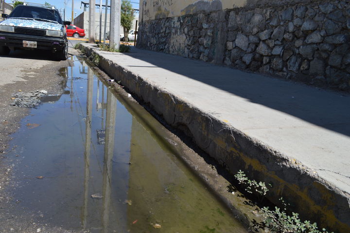 Malos olores. Locatarios del fraccionamiento Santa María piden reparar daños en el drenaje de la calle Tepanecas.