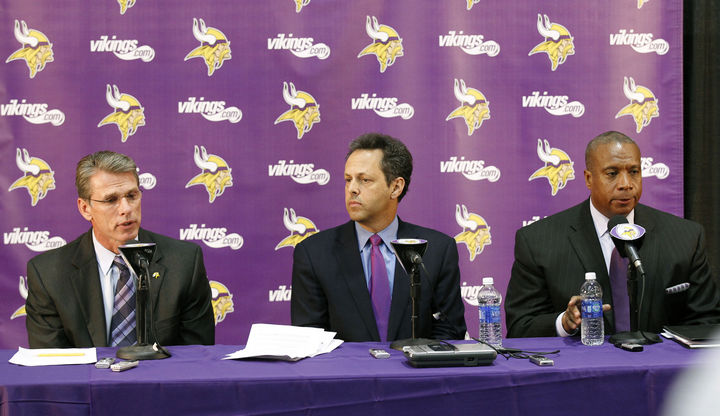 Rick Spielman, vicepresidente; Mark Wilf, propietario; y Kevin Warren, vicepresidente legal de los Vikings. (AP)