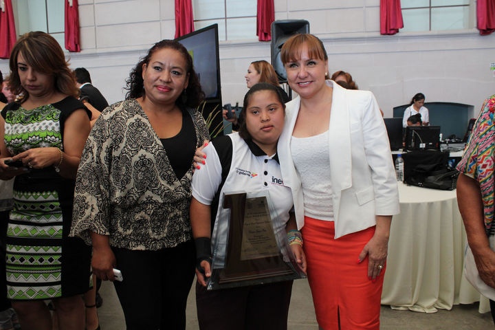 Patricia Gaspar Pérez (centro), recibió el Trofeo Cristal como deportista de capacidades diferentes. Ella entrena en el Centro Comunitario La Rosita. Deportista del DIF-Torreón es Ciudadana Distinguida