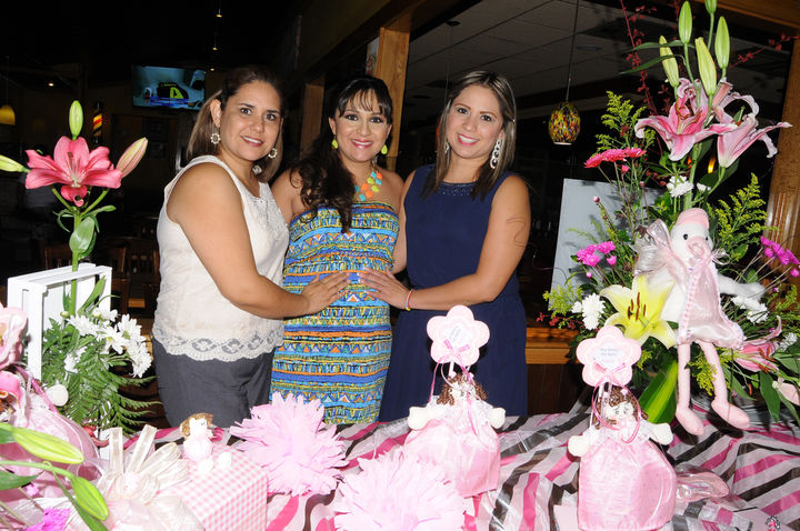 Tania Paulina Ortiz Alvarado con Vicky de Ortiz y Martina de Saavedra.