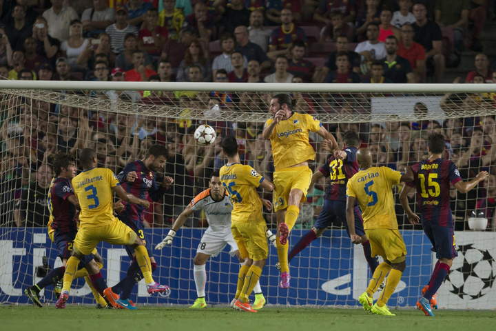 El defensa del FC Barcelona Gerard Piqué (3i) remata de cabeza para marcar el 1-0 ante el Apoel, durante el partido de la primera jornada.  (EFE)
