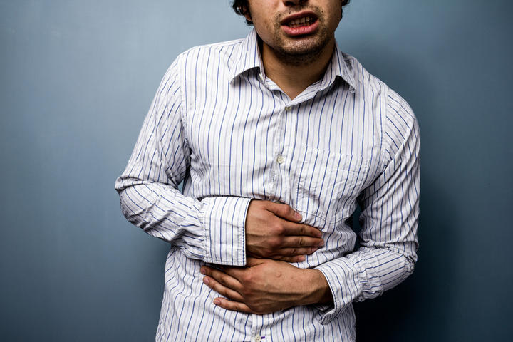 Si presentas un cuadro sintomatológico que incluye ardor en la boca del estómago que, en muchas ocasiones, sube hasta el pecho, acidez, náuseas, vómitos y flatulencia, combinados y en exceso, puede ser una señal de que padeces gastritis. (ARCHIVO)