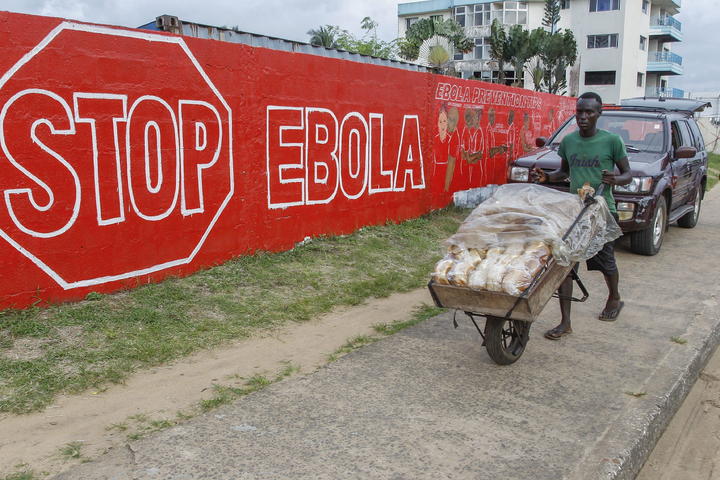 De acuerdo con la Organización Mundial de la Salud (OMS), hasta este jueves se habían registrado cinco mil 335 casos de infecciones de ébola en los tres países más afectados por este virus, así como la muerte de dos mil 622 personas. (ARCHIVO)