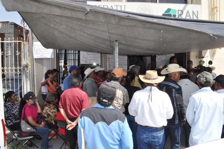 Protestan. Decenas de ejidatarios se manifestaron ayer en las oficinas del Registro Agrario Nacional para demandar la regularización de sus tierras.