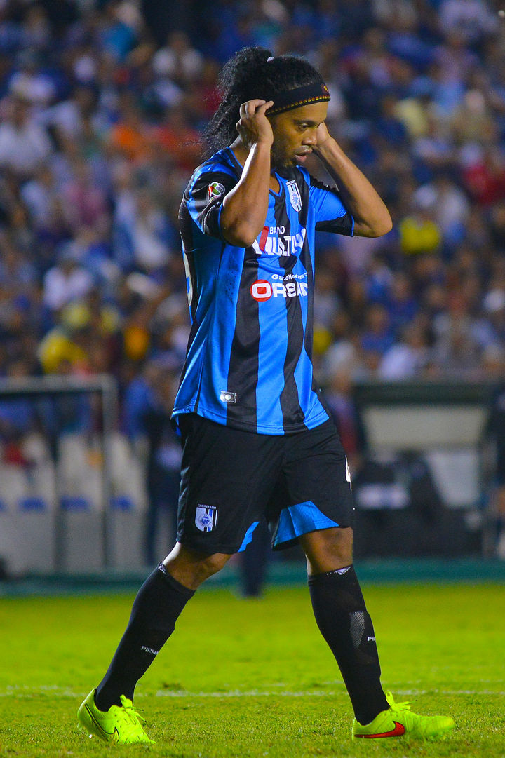 El brasileño Ronaldinho falló un penal en su primera oportunidad con los Gallos Blancos del Querétaro. (Jam Media)