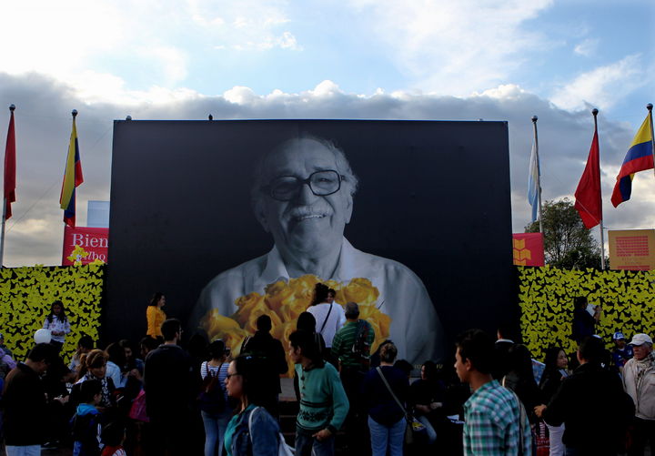 Además. En la imagen una fotografía gigante del fallecido Nobel de Literatura colombiano Gabriel García Márquez.