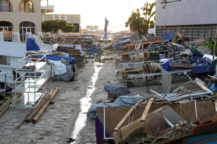 Devastado. Tras el paso del huracán 'Odile' las calles lucen devastadas entre escombros y basura en Los Cabos.